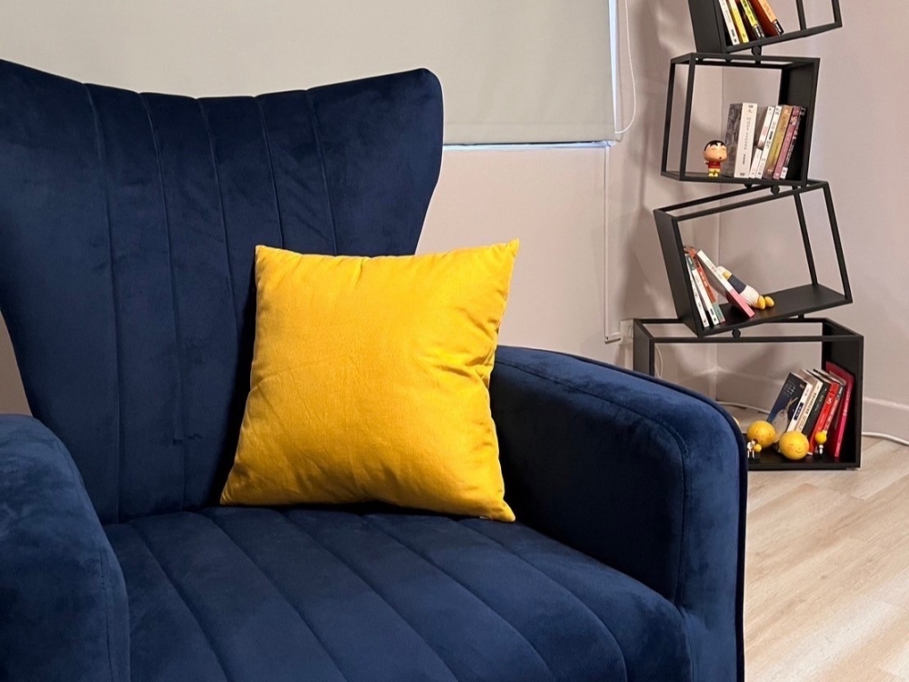 充滿書香的　知性的諮商晤談室　搭配深藍色的沉穩風格　讓您能更靜心　思緒更清晰