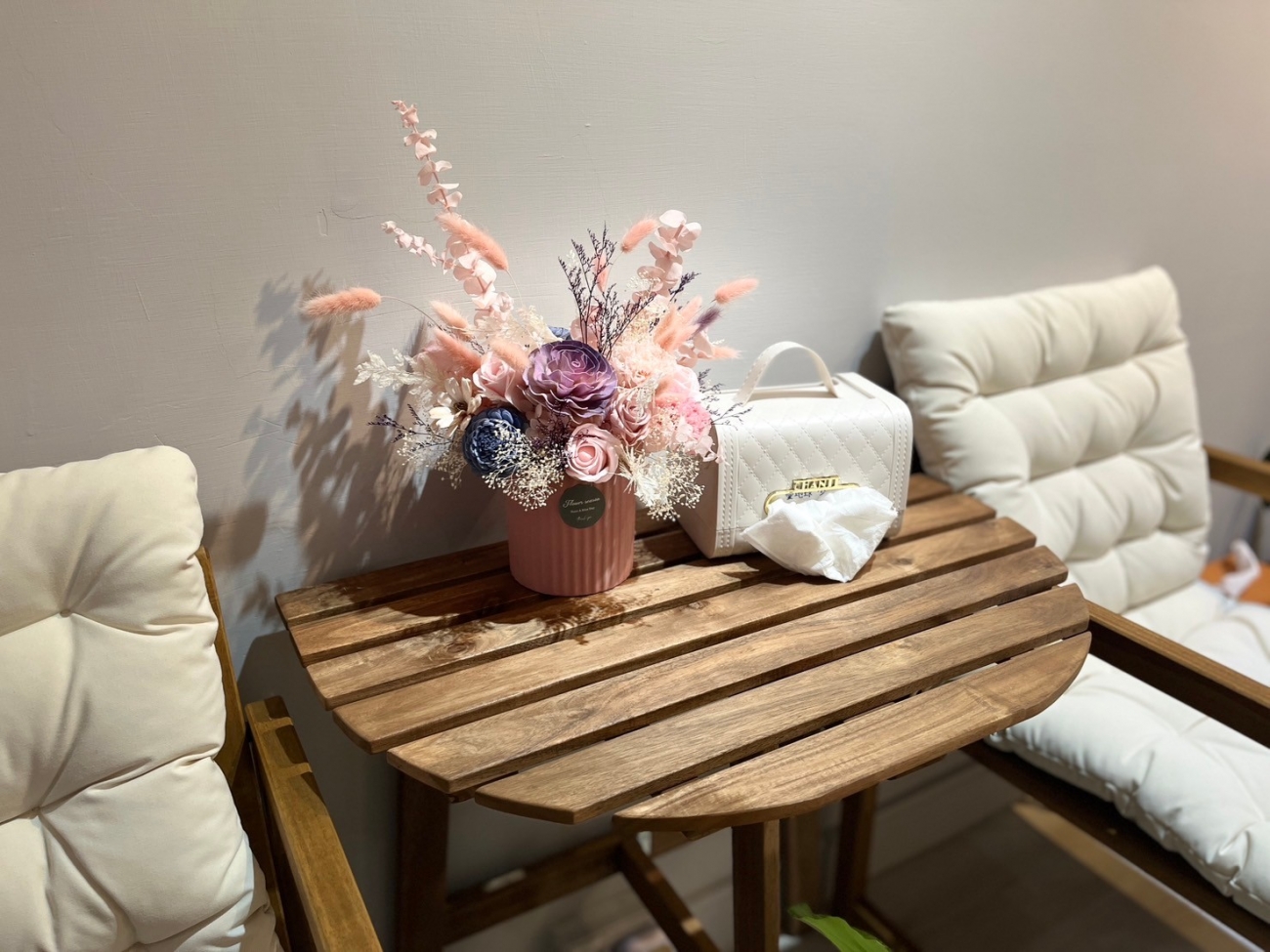 等候區座位寬敞且獨立分開 等候時也覺得自在舒服 就像在咖啡廳一樣