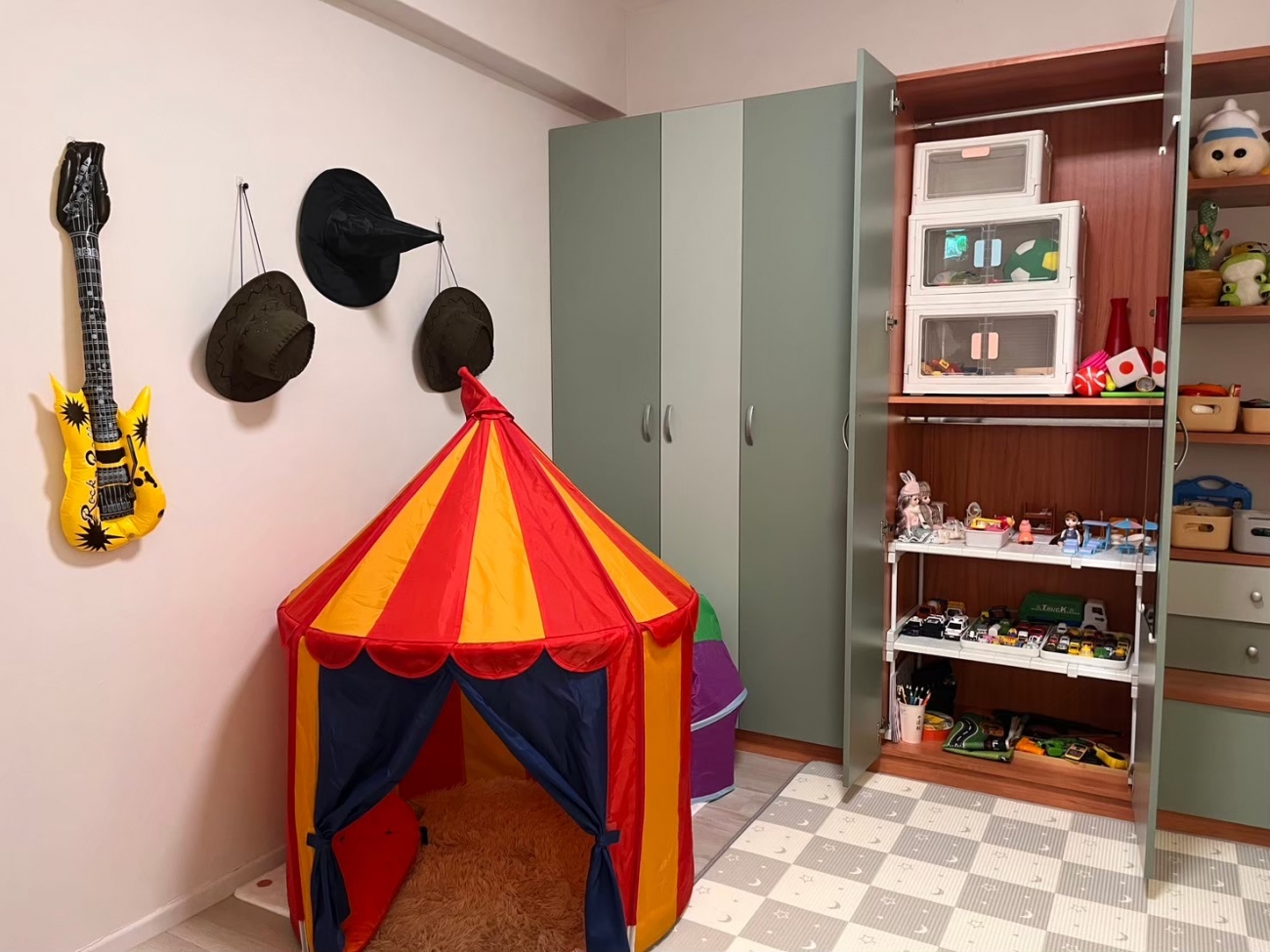 豐富多元的遊戲治療媒材 心理師透過遊戲與孩子們建立關係,並從遊戲中了解孩子、與孩子互動溝通,讓孩子在感覺安全舒適的情境中可以充分表達自己的情緒與需求~