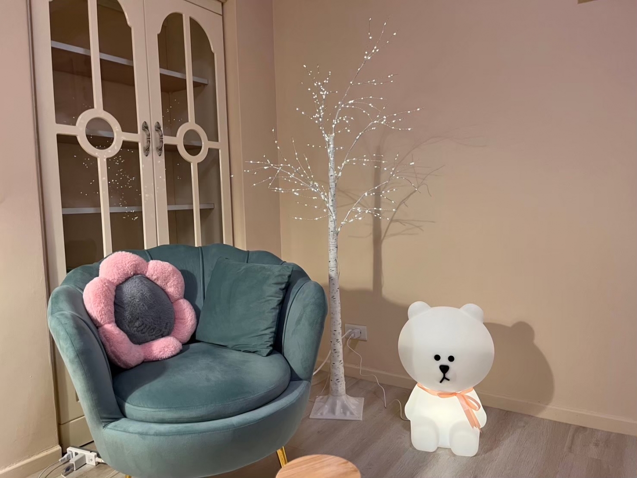 來到這裡,你就能感到溫馨放鬆 從裝潢、燈光、沙發、抱枕...,各個小細節組成一個溫暖舒適的晤談室,讓您進到這裡,就感覺溫馨放鬆,進而暢所欲言。